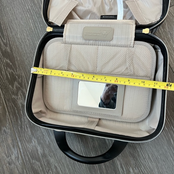 Elegant Marble Print Travel Bag with Black Straps - Picture 4 of 4